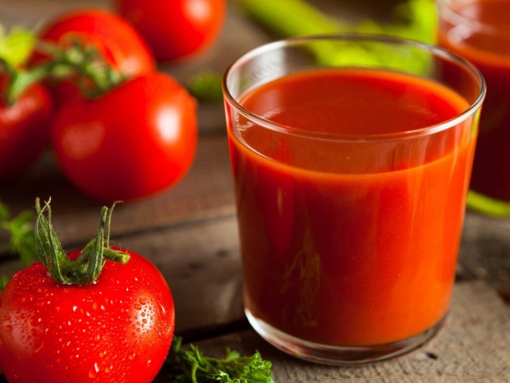 В чем состоит польза регулярного употребления томатного сока и кому он может быть противопоказан