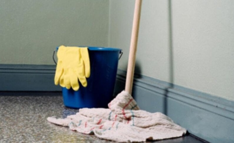 Народные приметы: почему нельзя мыть полы и проводить уборку в доме после захода солнца (вечером)