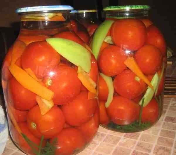 Каждый год закрываю помидоры на зиму по рецепту своей бабушки. Получаются они вкусными и банки не мутнеют