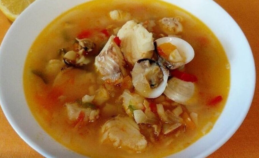 Рыбный суп, который раньше готовили нищие рыбаки, а сейчас блюдо подается в дорогих ресторанах. Рецепт и приготовление