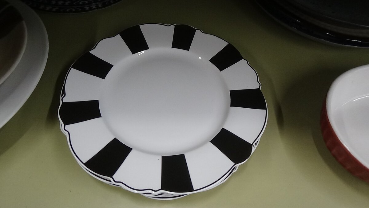 черно-белая тарелка